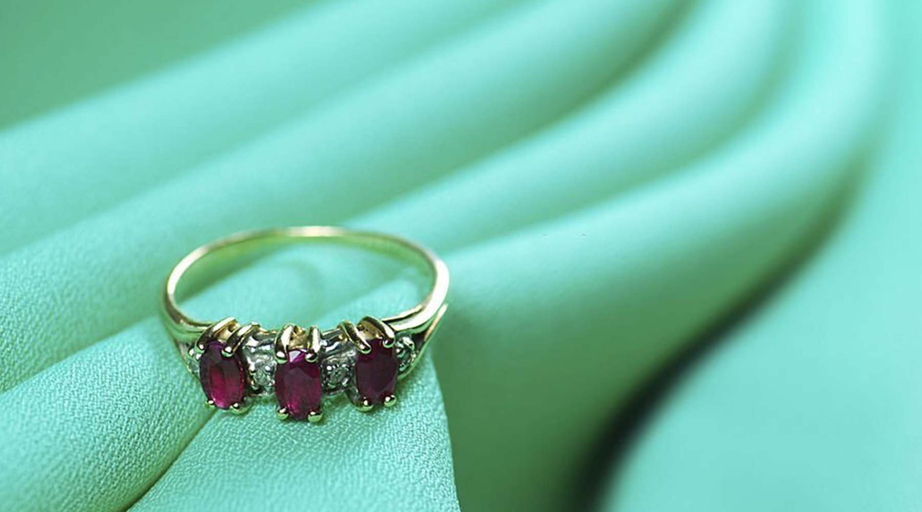 3 Stone Rings: A Sustainable and Ideal Jewelry Choice